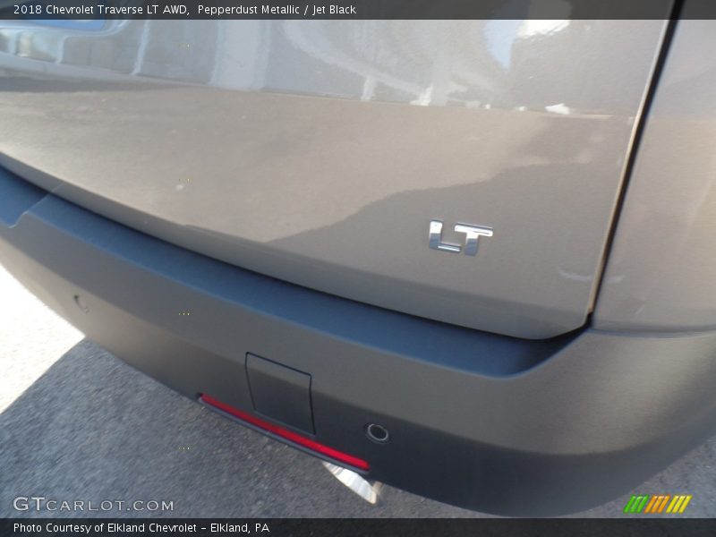 Pepperdust Metallic / Jet Black 2018 Chevrolet Traverse LT AWD