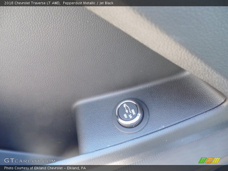 Pepperdust Metallic / Jet Black 2018 Chevrolet Traverse LT AWD