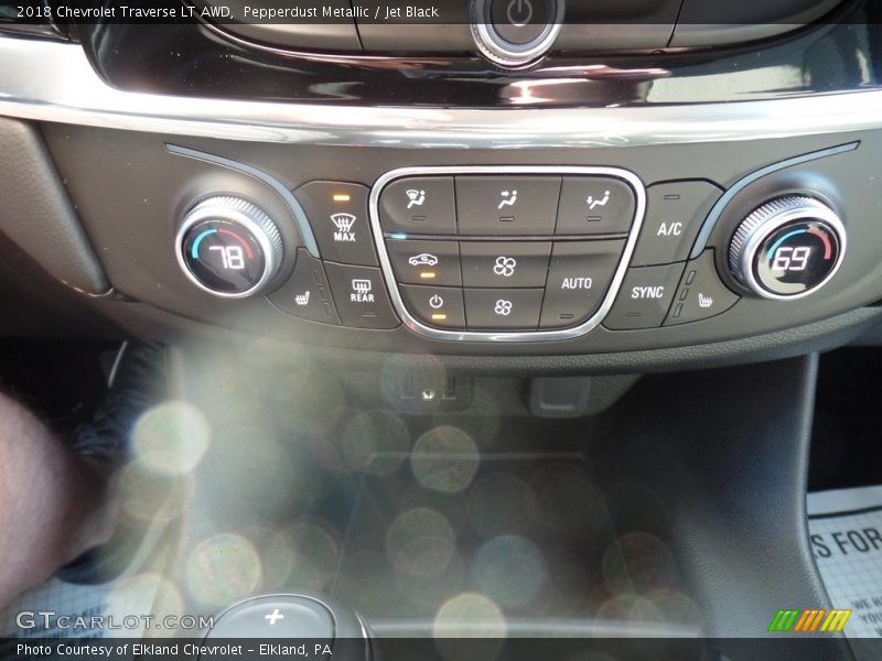 Pepperdust Metallic / Jet Black 2018 Chevrolet Traverse LT AWD