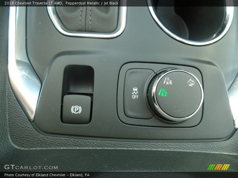 Pepperdust Metallic / Jet Black 2018 Chevrolet Traverse LT AWD