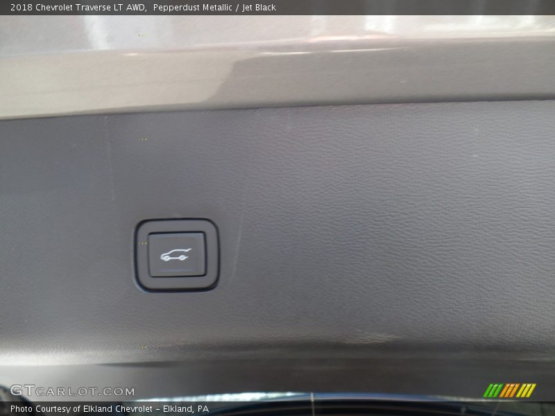 Pepperdust Metallic / Jet Black 2018 Chevrolet Traverse LT AWD