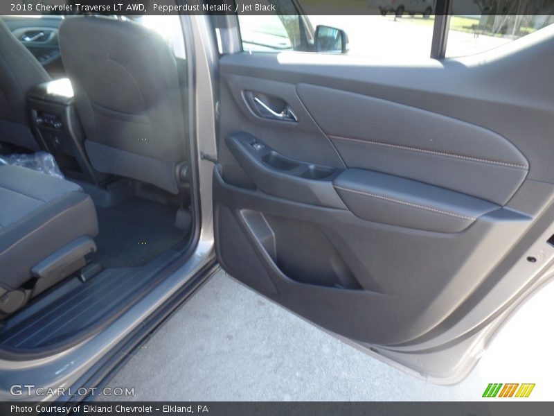 Pepperdust Metallic / Jet Black 2018 Chevrolet Traverse LT AWD