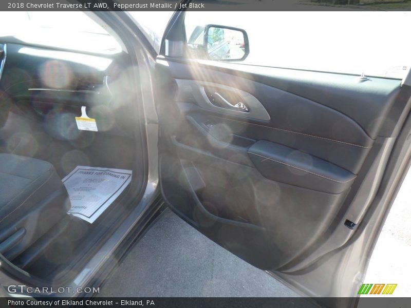 Pepperdust Metallic / Jet Black 2018 Chevrolet Traverse LT AWD