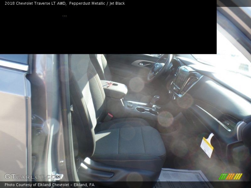 Pepperdust Metallic / Jet Black 2018 Chevrolet Traverse LT AWD