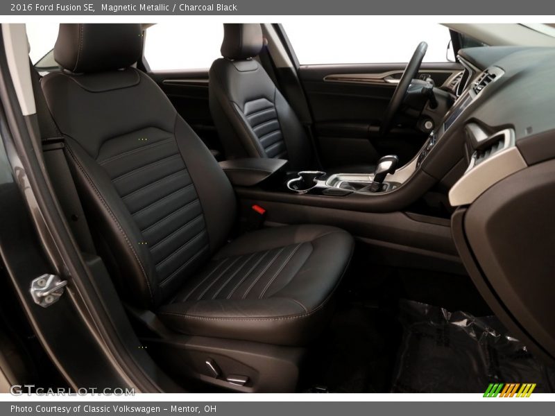 Magnetic Metallic / Charcoal Black 2016 Ford Fusion SE