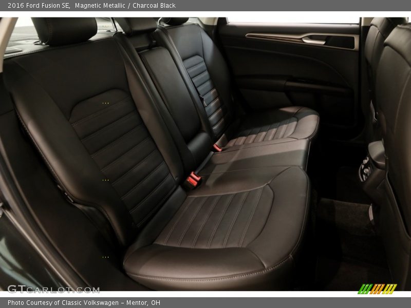 Magnetic Metallic / Charcoal Black 2016 Ford Fusion SE