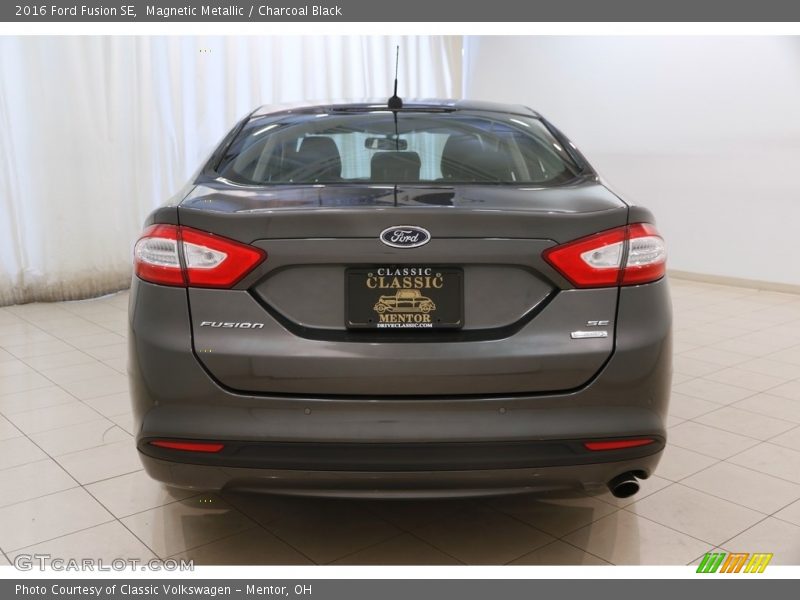 Magnetic Metallic / Charcoal Black 2016 Ford Fusion SE