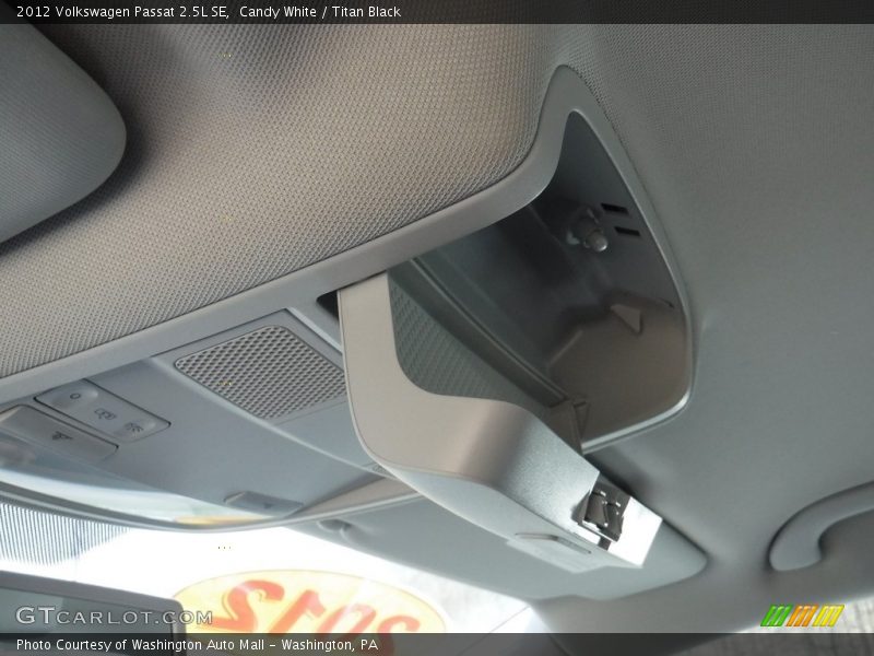 Candy White / Titan Black 2012 Volkswagen Passat 2.5L SE