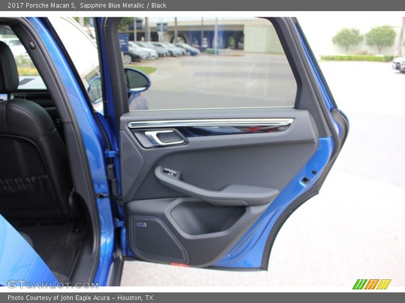 Door Panel of 2017 Macan S