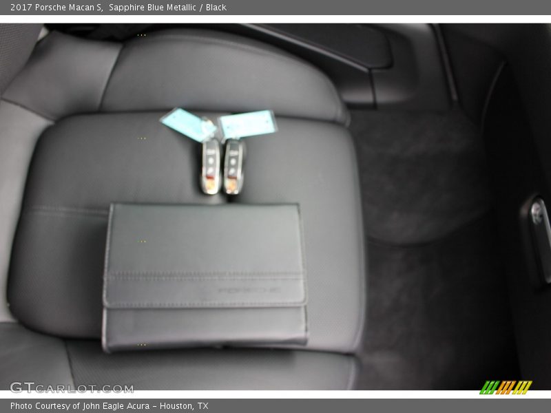Sapphire Blue Metallic / Black 2017 Porsche Macan S