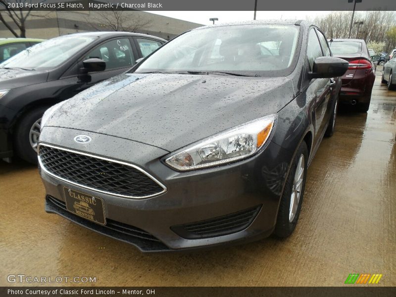 Magnetic / Charcoal Black 2018 Ford Focus SE Hatch
