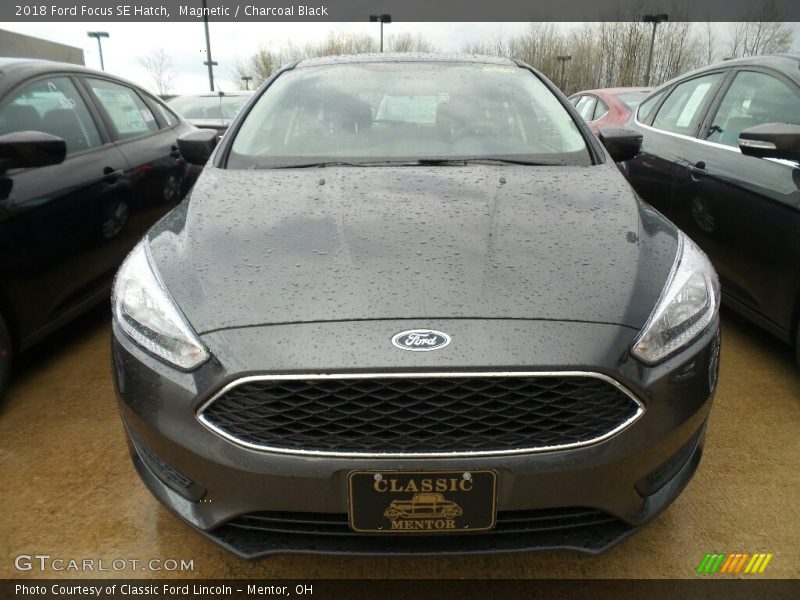 Magnetic / Charcoal Black 2018 Ford Focus SE Hatch