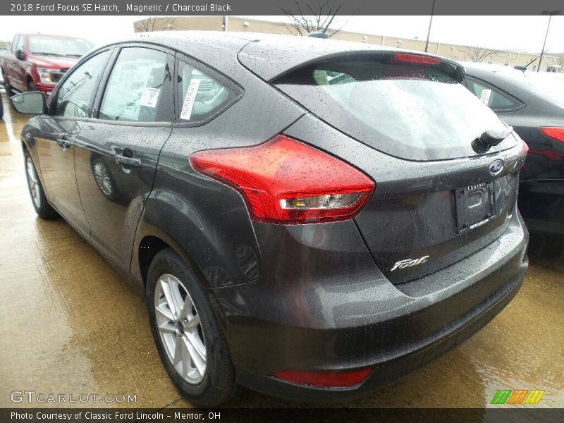 Magnetic / Charcoal Black 2018 Ford Focus SE Hatch