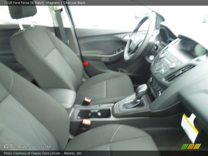 Magnetic / Charcoal Black 2018 Ford Focus SE Hatch