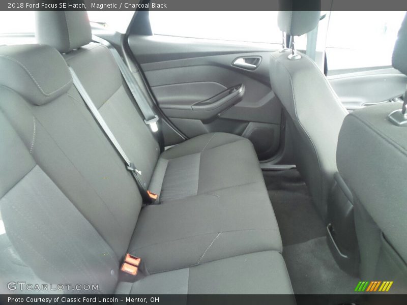 Magnetic / Charcoal Black 2018 Ford Focus SE Hatch