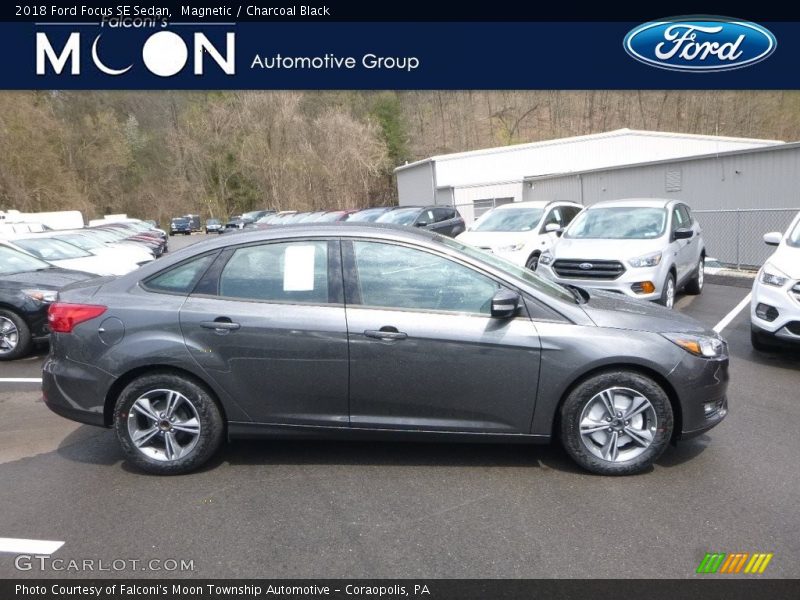 Magnetic / Charcoal Black 2018 Ford Focus SE Sedan