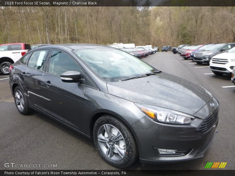 Magnetic / Charcoal Black 2018 Ford Focus SE Sedan