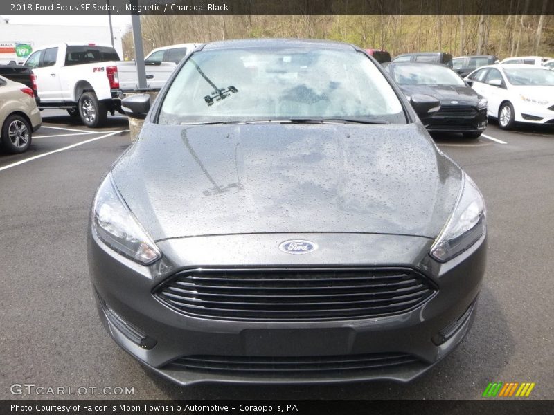 Magnetic / Charcoal Black 2018 Ford Focus SE Sedan