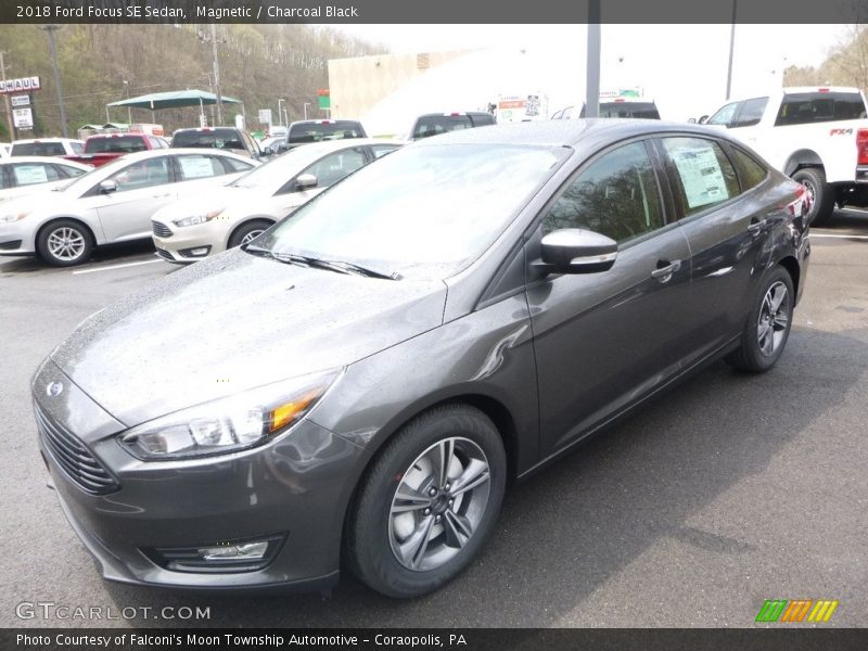 Magnetic / Charcoal Black 2018 Ford Focus SE Sedan