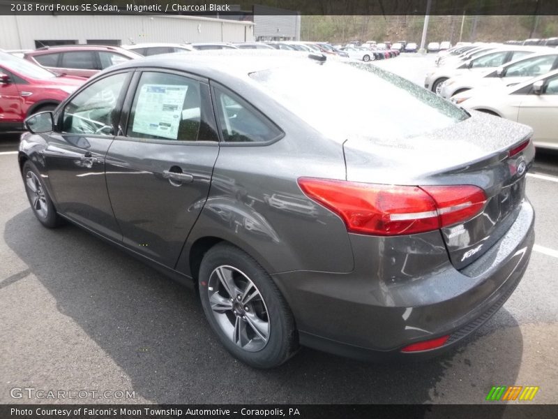 Magnetic / Charcoal Black 2018 Ford Focus SE Sedan