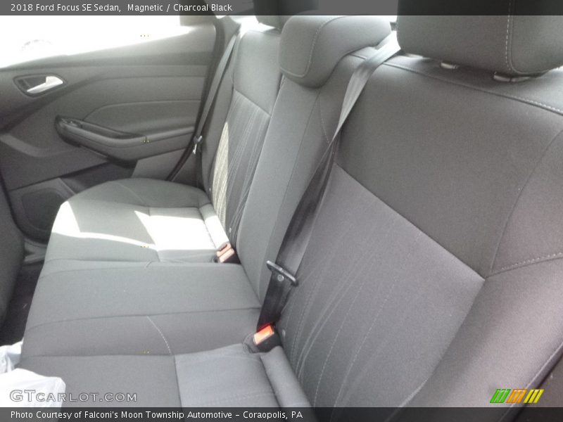 Magnetic / Charcoal Black 2018 Ford Focus SE Sedan