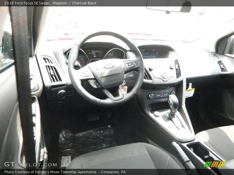Magnetic / Charcoal Black 2018 Ford Focus SE Sedan