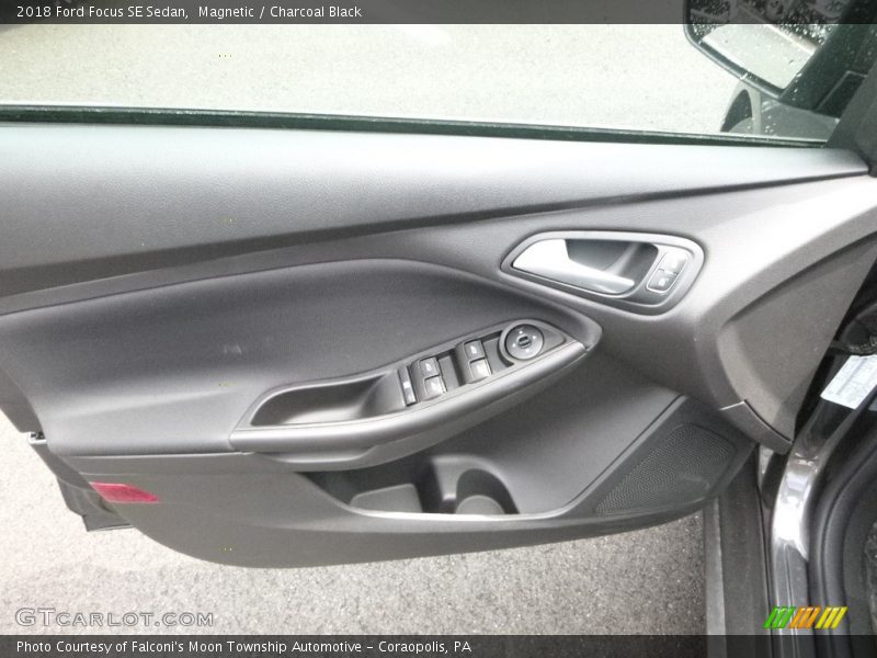 Magnetic / Charcoal Black 2018 Ford Focus SE Sedan