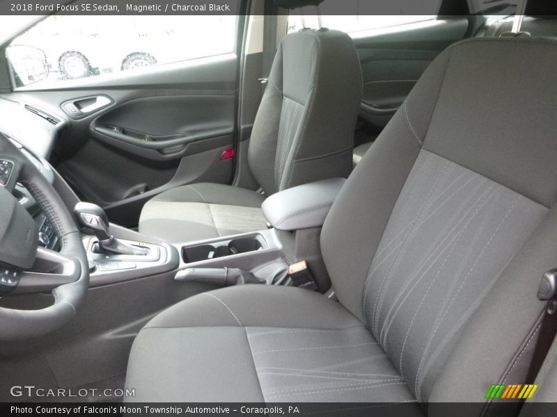 Magnetic / Charcoal Black 2018 Ford Focus SE Sedan