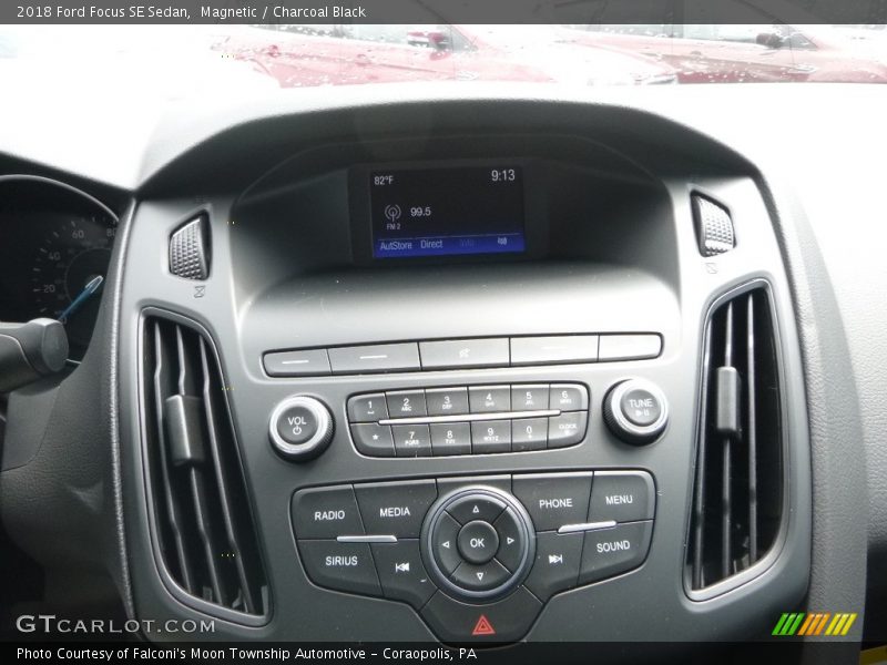 Magnetic / Charcoal Black 2018 Ford Focus SE Sedan