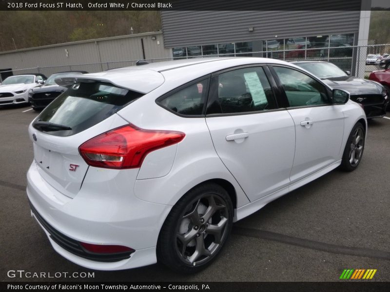 Oxford White / Charcoal Black 2018 Ford Focus ST Hatch