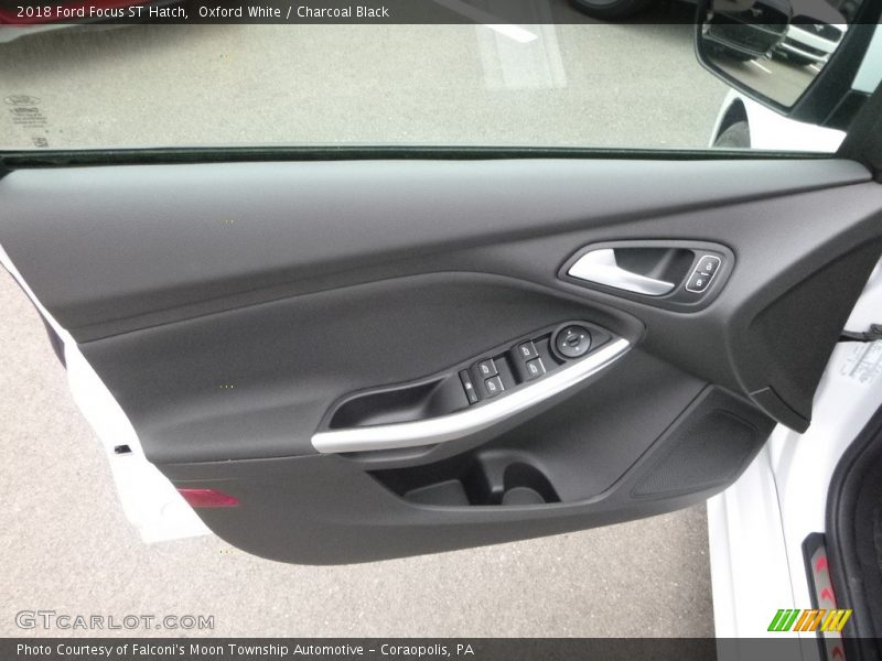 Oxford White / Charcoal Black 2018 Ford Focus ST Hatch