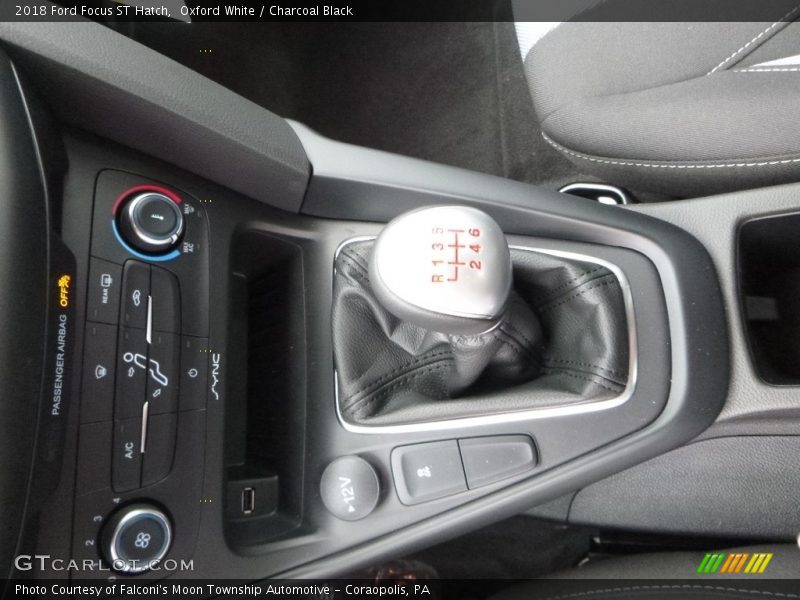 Oxford White / Charcoal Black 2018 Ford Focus ST Hatch