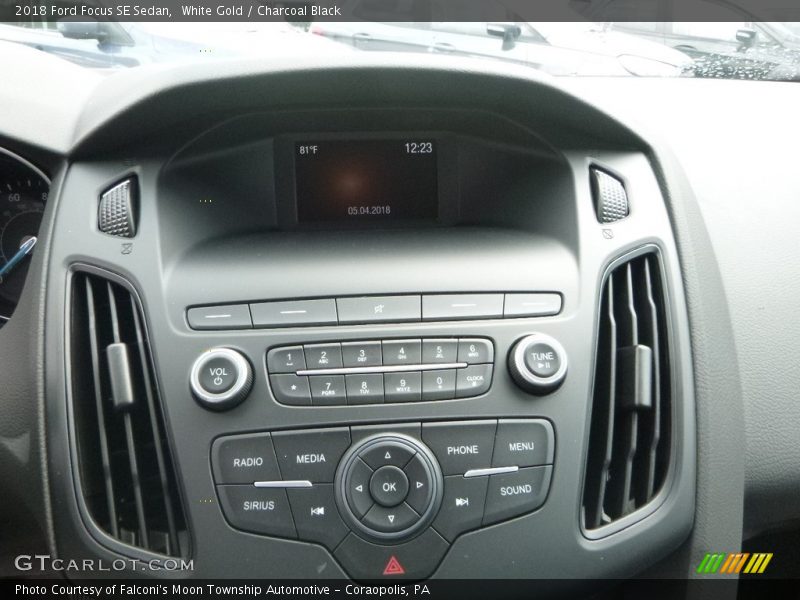 White Gold / Charcoal Black 2018 Ford Focus SE Sedan