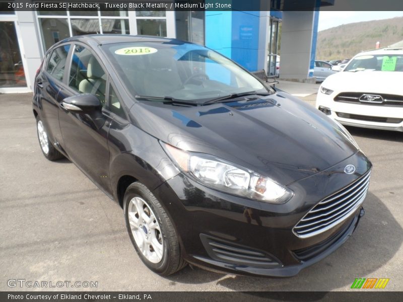 Tuxedo Black Metallic / Medium Light Stone 2015 Ford Fiesta SE Hatchback