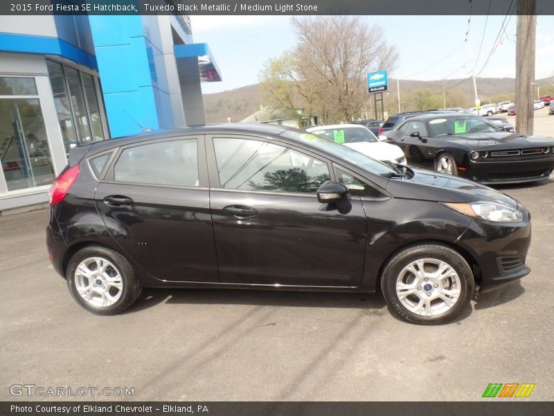 Tuxedo Black Metallic / Medium Light Stone 2015 Ford Fiesta SE Hatchback