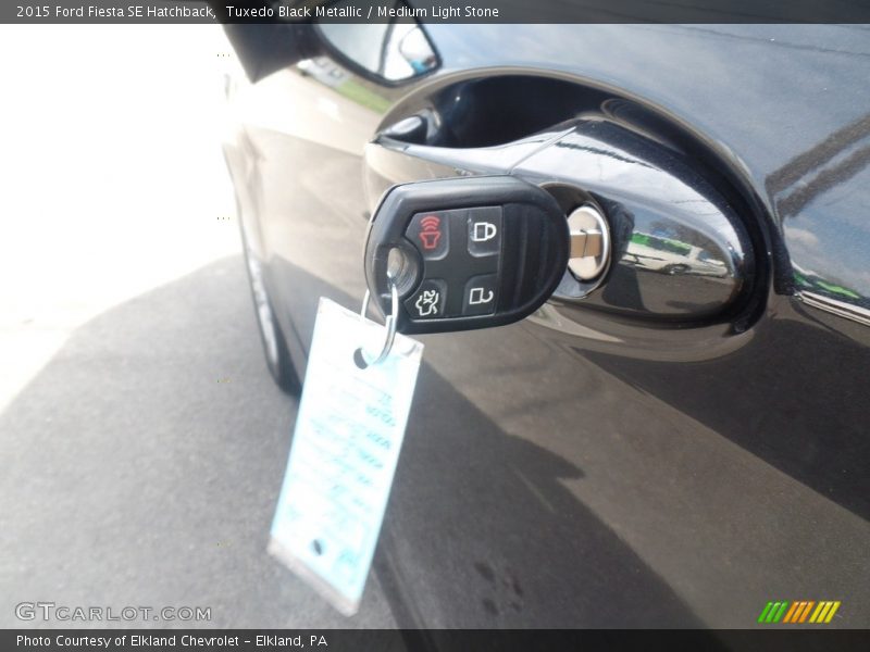 Tuxedo Black Metallic / Medium Light Stone 2015 Ford Fiesta SE Hatchback