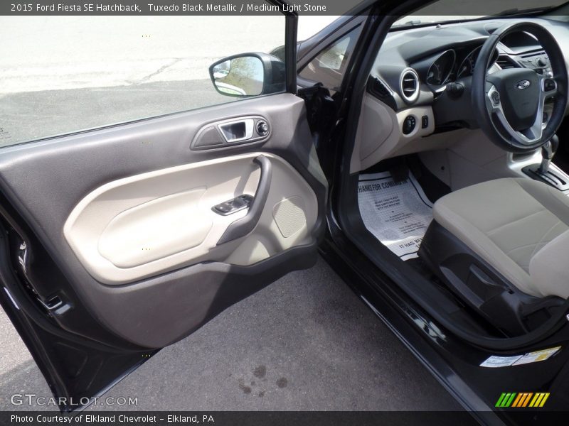 Tuxedo Black Metallic / Medium Light Stone 2015 Ford Fiesta SE Hatchback