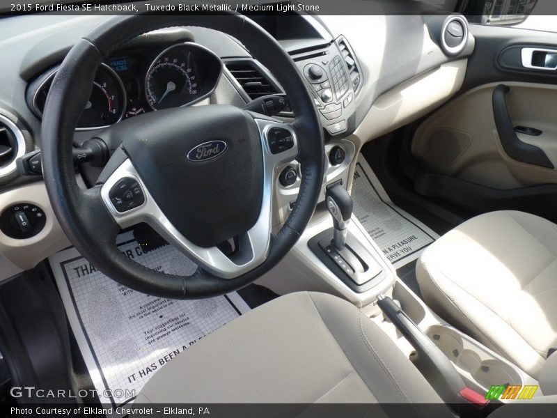 Tuxedo Black Metallic / Medium Light Stone 2015 Ford Fiesta SE Hatchback