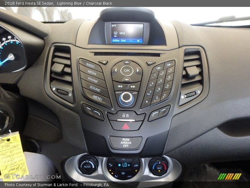 Lightning Blue / Charcoal Black 2018 Ford Fiesta SE Sedan