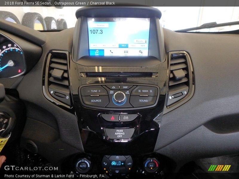 Outrageous Green / Charcoal Black 2018 Ford Fiesta SE Sedan