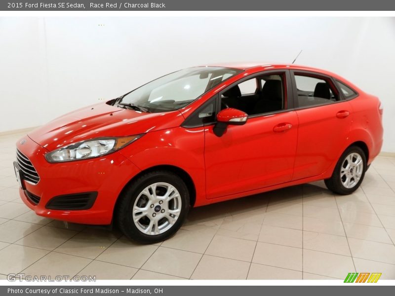 Front 3/4 View of 2015 Fiesta SE Sedan