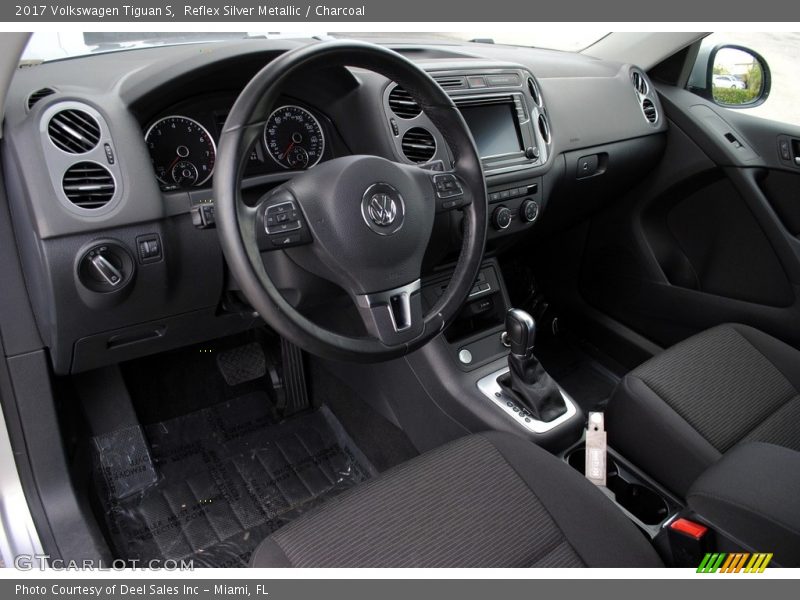 Reflex Silver Metallic / Charcoal 2017 Volkswagen Tiguan S