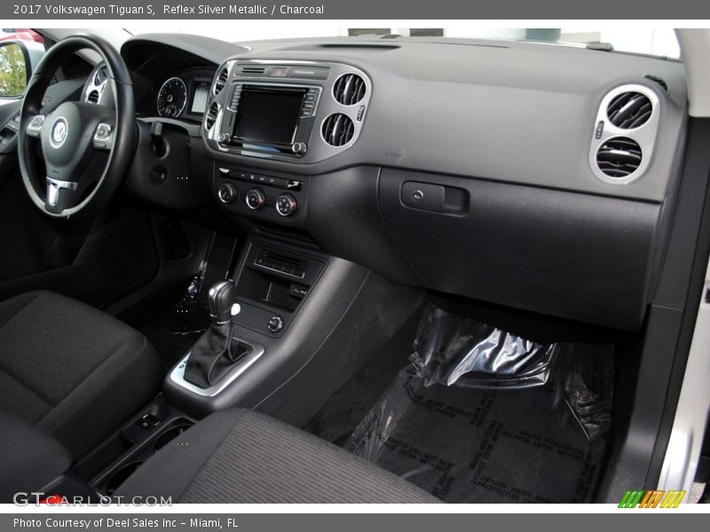 Reflex Silver Metallic / Charcoal 2017 Volkswagen Tiguan S