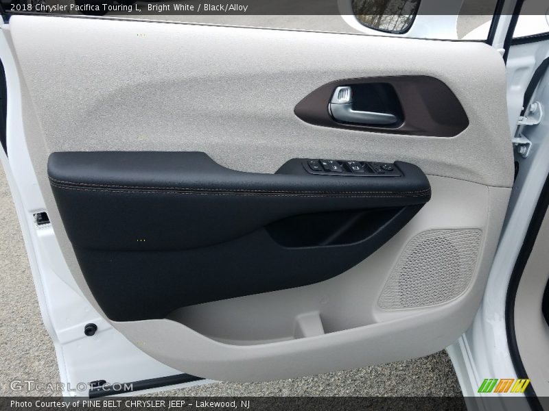 Bright White / Black/Alloy 2018 Chrysler Pacifica Touring L