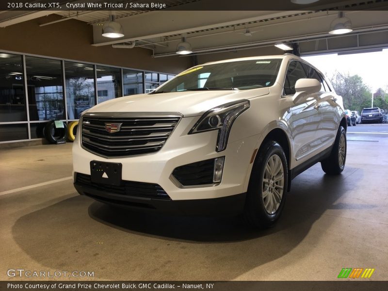 Crystal White Tricoat / Sahara Beige 2018 Cadillac XT5