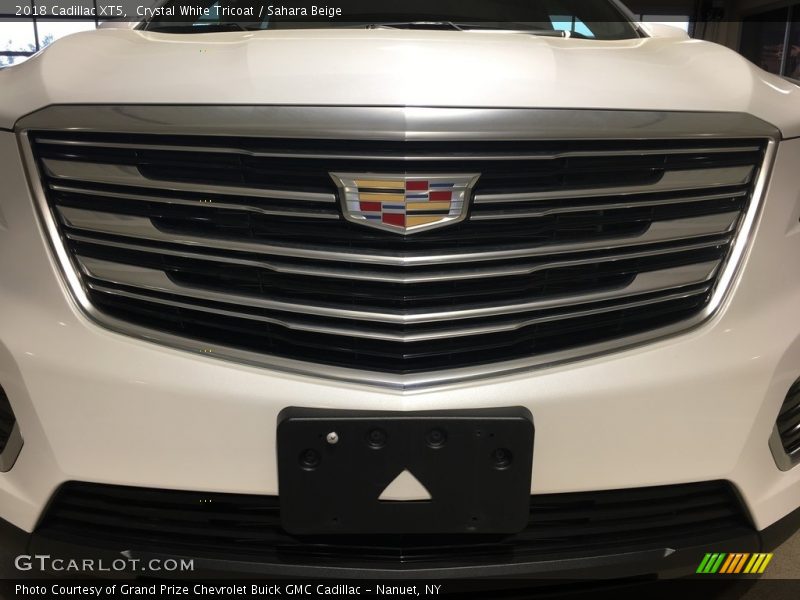 Crystal White Tricoat / Sahara Beige 2018 Cadillac XT5
