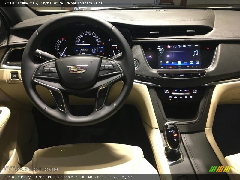 Crystal White Tricoat / Sahara Beige 2018 Cadillac XT5