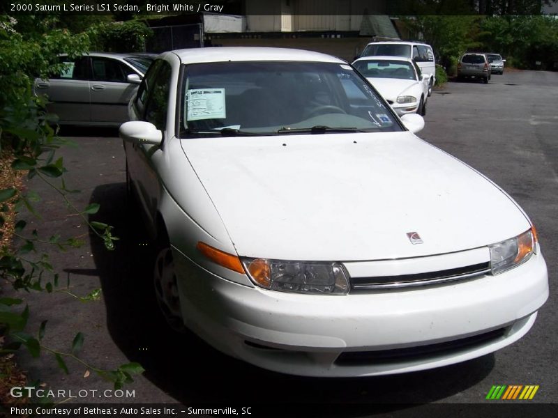 Bright White / Gray 2000 Saturn L Series LS1 Sedan