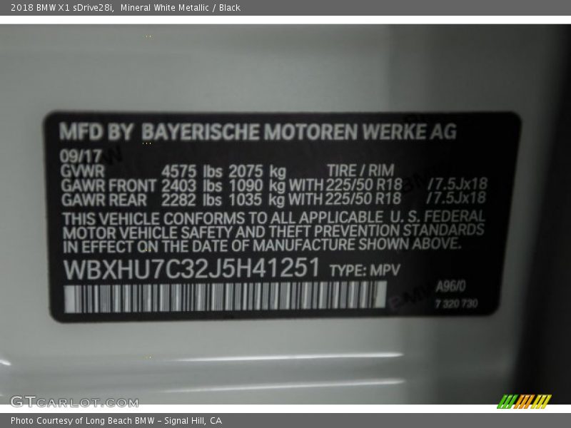 Mineral White Metallic / Black 2018 BMW X1 sDrive28i