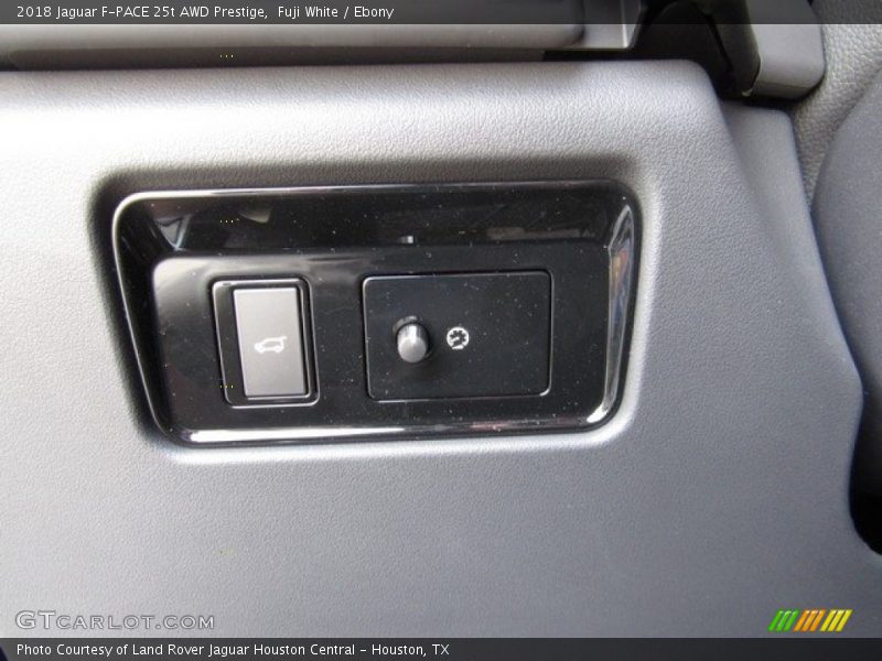 Fuji White / Ebony 2018 Jaguar F-PACE 25t AWD Prestige